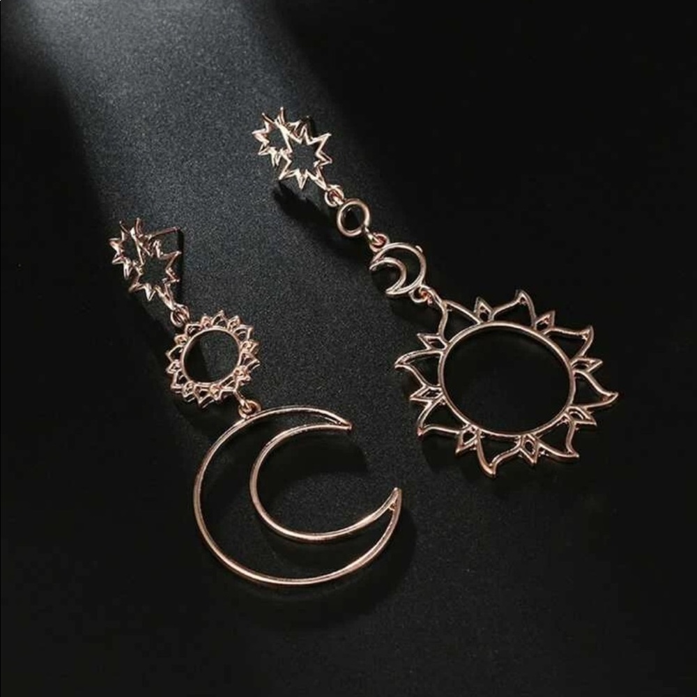 • Tori • Mismatched Moon + Sun Earrings - Picture 4 of 5